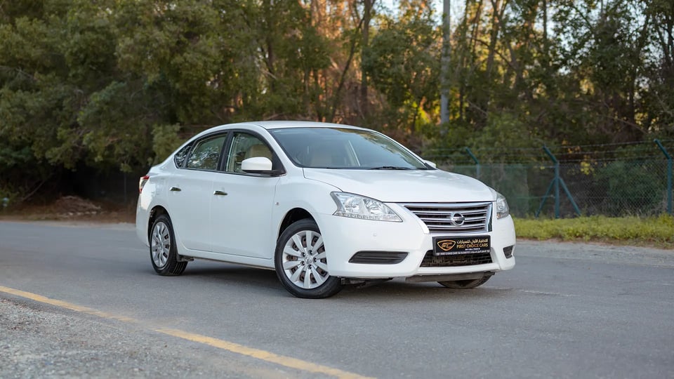 Used 2019 Nissan Sentra S in White – Right Front Diagonal (45°) View for Sale at First Choice Cars Dubai Sharjah