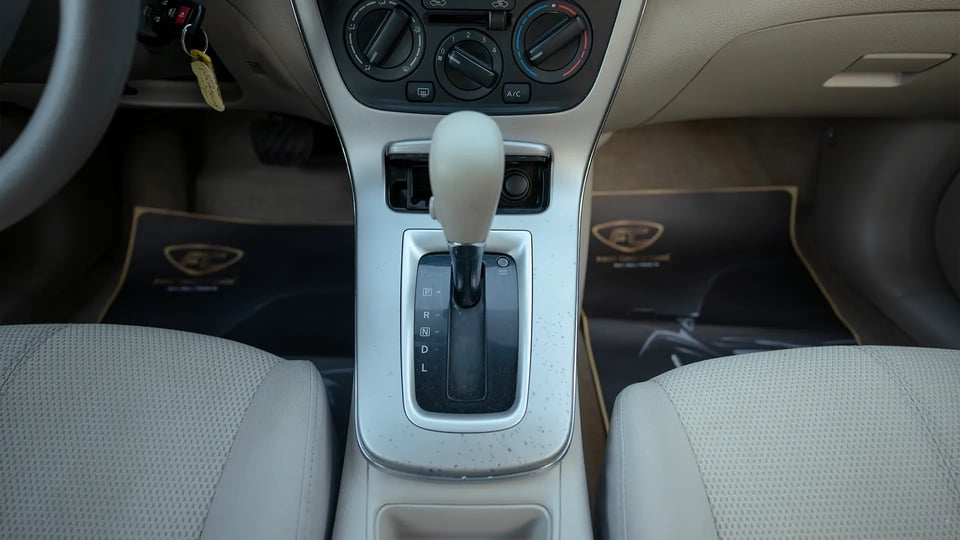 Used 2019 Nissan Sentra S in White – Center Console & Gear Shifter for Sale at First Choice Cars Dubai Sharjah