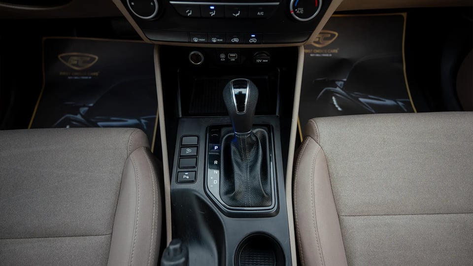 Used 2020 Hyundai Tucson GDI in White – Center Console & Gear Shifter for Sale at First Choice Cars Dubai Sharjah