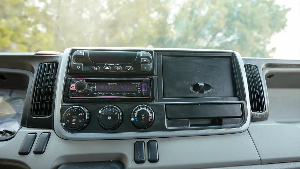 Used 2020 Mitsubishi Canter Chiller Box in White – Infotainment / Touchscreen System for Sale at First Choice Cars Dubai Sharjah