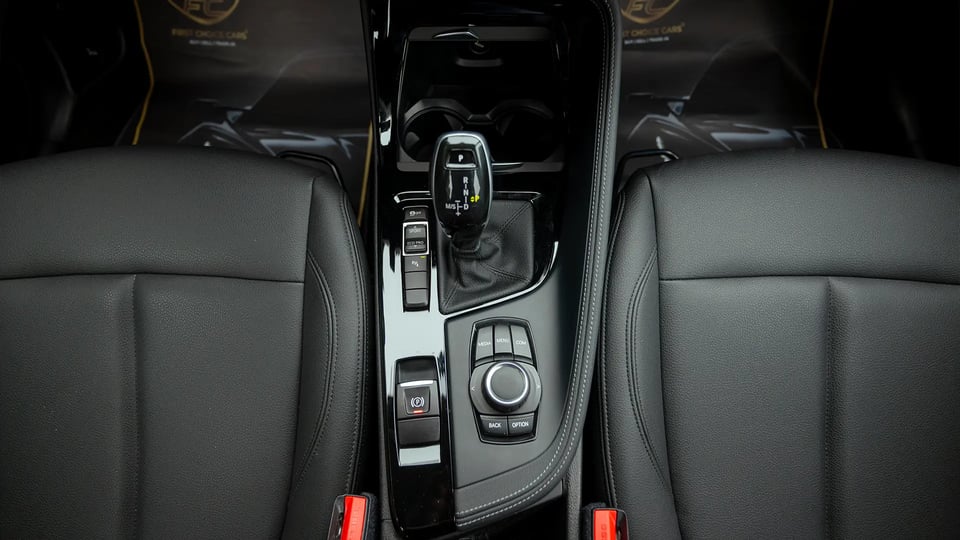 Used 2020 BMW X2 S-Drive 20i in White – Center Console & Gear Shifter for Sale at First Choice Cars Dubai Sharjah