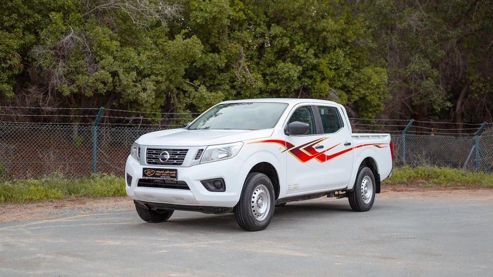 Used 2022 Nissan Navara SE in White – Left Front Diagonal (45°) View for Sale at First Choice Cars Dubai Sharjah