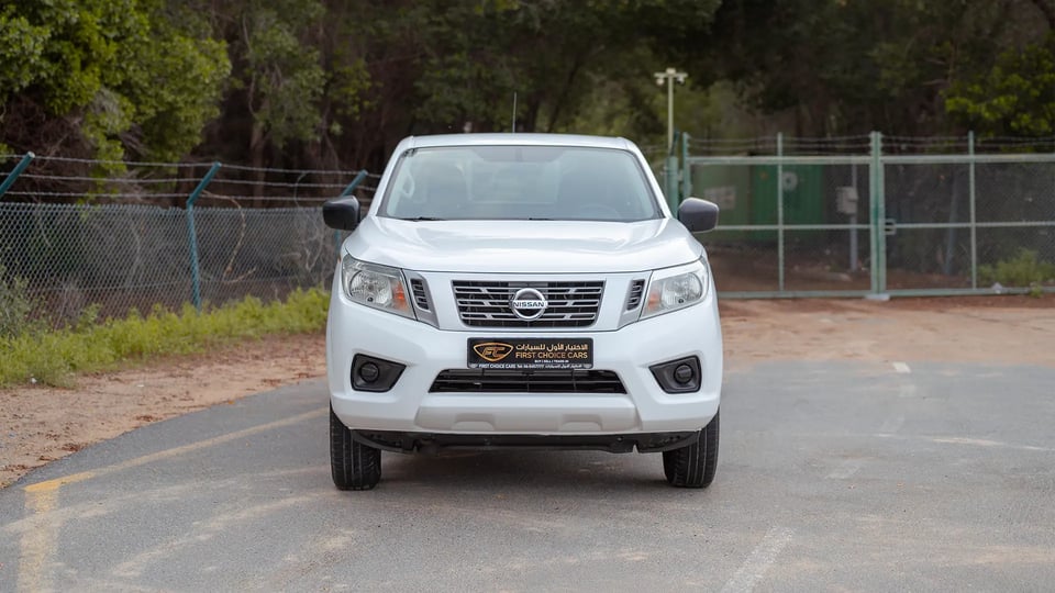 Used 2022 Nissan Navara SE in White – Front View for Sale at First Choice Cars Dubai Sharjah