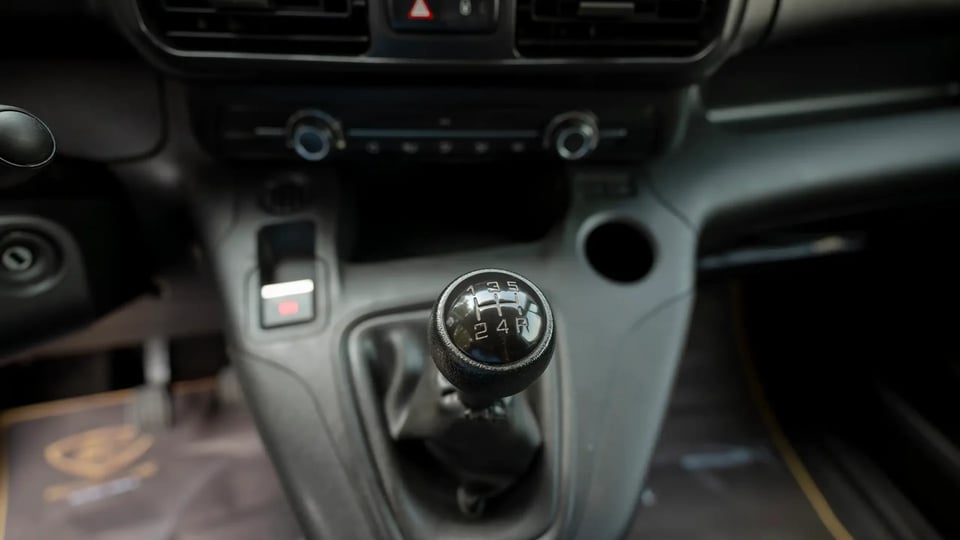 Used 2022 Peugeot Partner Standard in White – Center Console & Gear Shifter for Sale at First Choice Cars Dubai Sharjah