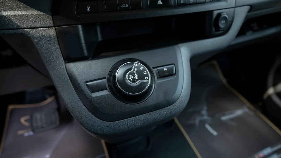 Used 2022 Peugeot Expert L3 in White – Center Console & Gear Shifter for Sale at First Choice Cars Dubai Sharjah