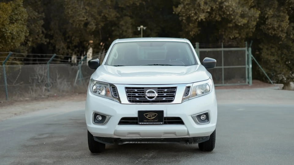 Used 2022 Nissan Navara SE in White – Front View for Sale at First Choice Cars Dubai Sharjah