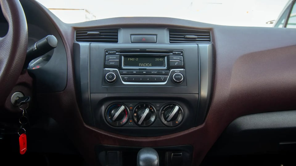 Used 2022 Nissan Navara SE in White – Infotainment / Touchscreen System for Sale at First Choice Cars Dubai Sharjah