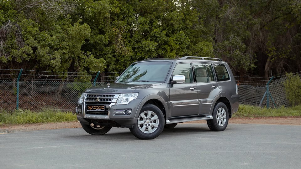 Used 2022 Mitsubishi Pajero 3.0L GLS Midline in Grey – Left Front Diagonal (45°) View for Sale at First Choice Cars Dubai Sharjah
