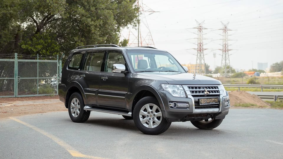 Used 2022 Mitsubishi Pajero 3.0L GLS Midline in Grey – Right Front Diagonal (45°) View for Sale at First Choice Cars Dubai Sharjah