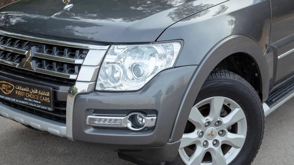 Used 2022 Mitsubishi Pajero 3.0L GLS Midline in Grey – Headlight Close-up for Sale at First Choice Cars Dubai Sharjah