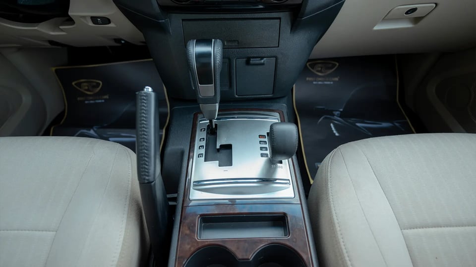 Used 2022 Mitsubishi Pajero 3.0L GLS Midline in Grey – Center Console & Gear Shifter for Sale at First Choice Cars Dubai Sharjah