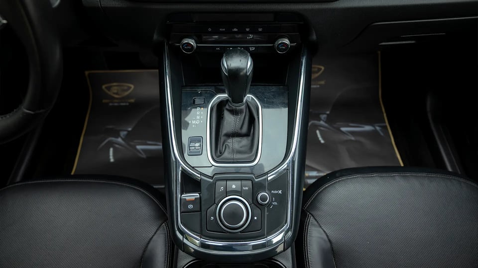 Used 2020 Mazda CX-9 GT in White – Center Console & Gear Shifter for Sale at First Choice Cars Dubai Sharjah