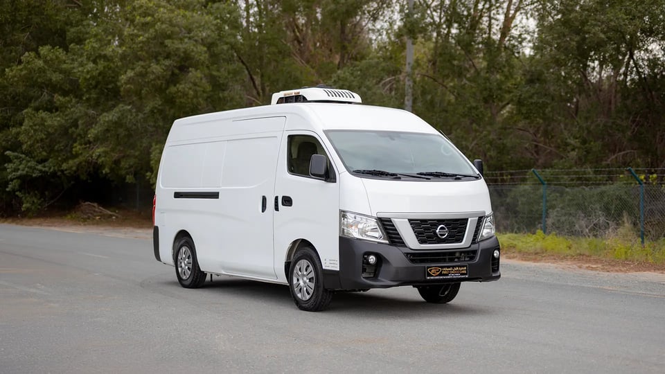 Used 2022 Nissan Urvan High Roof in White – Right Front Diagonal (45°) View for Sale at First Choice Cars Dubai Sharjah