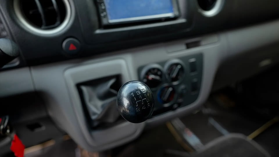 Used 2022 Nissan Urvan High Roof in White – Center Console & Gear Shifter for Sale at First Choice Cars Dubai Sharjah