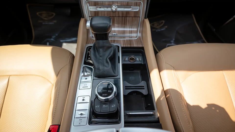 Used 2021 MG RX8 Luxury in Brown – Center Console & Gear Shifter for Sale at First Choice Cars Dubai Sharjah