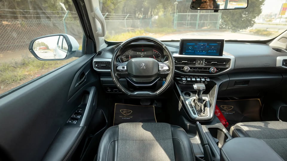 Used 2023 Peugeot Landtrek Double Cabin in White – Steering Wheel & Instrument Cluster for Sale at First Choice Cars Dubai Sharjah