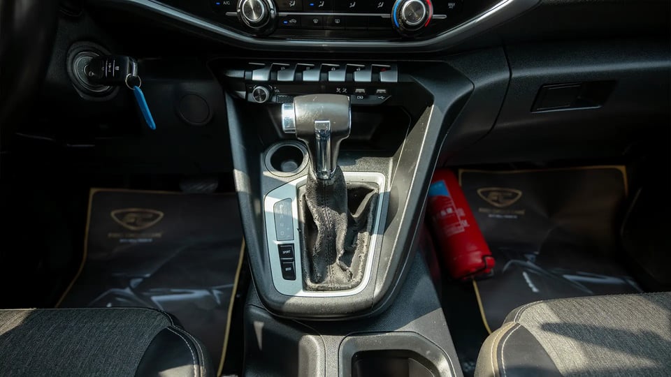 Used 2023 Peugeot Landtrek Double Cabin in White – Center Console & Gear Shifter for Sale at First Choice Cars Dubai Sharjah