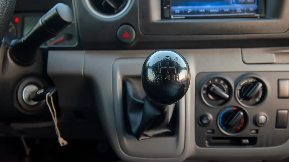 Used 2022 Nissan Urvan Standard Roof in White – Center Console & Gear Shifter for Sale at First Choice Cars Dubai Sharjah