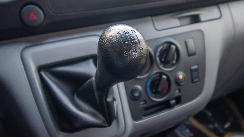 Used 2021 Nissan Urvan High Roof in White – Center Console & Gear Shifter for Sale at First Choice Cars Dubai Sharjah