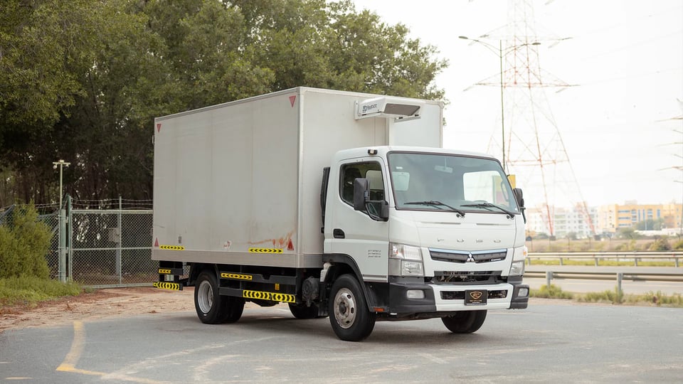 Used 2023 Mitsubishi Canter Chiller Box in White – Right Front Diagonal (45°) View for Sale at First Choice Cars Dubai Sharjah