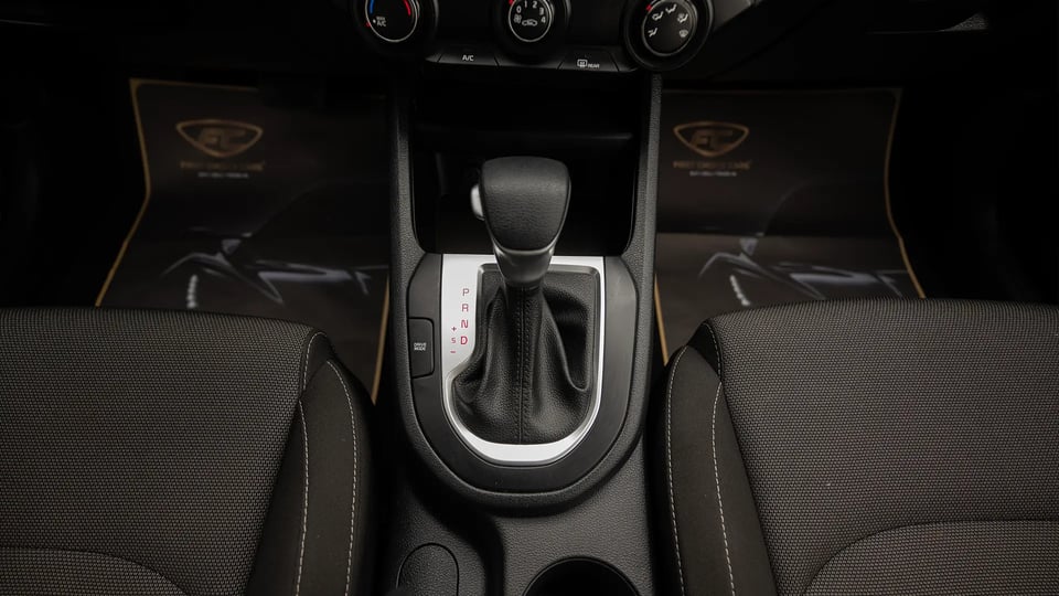 Used 2023 Kia Cerato LX in White – Center Console & Gear Shifter for Sale at First Choice Cars Dubai Sharjah