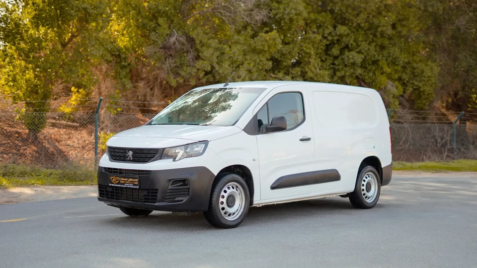 Used 2020 Peugeot Partner Long Van in White – Left Front Diagonal (45°) View for Sale at First Choice Cars Dubai Sharjah