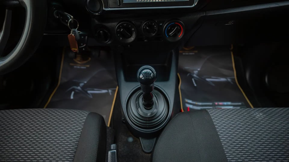 Used 2021 Toyota Hilux DLX Double Cabin in White – Center Console & Gear Shifter for Sale at First Choice Cars Dubai Sharjah