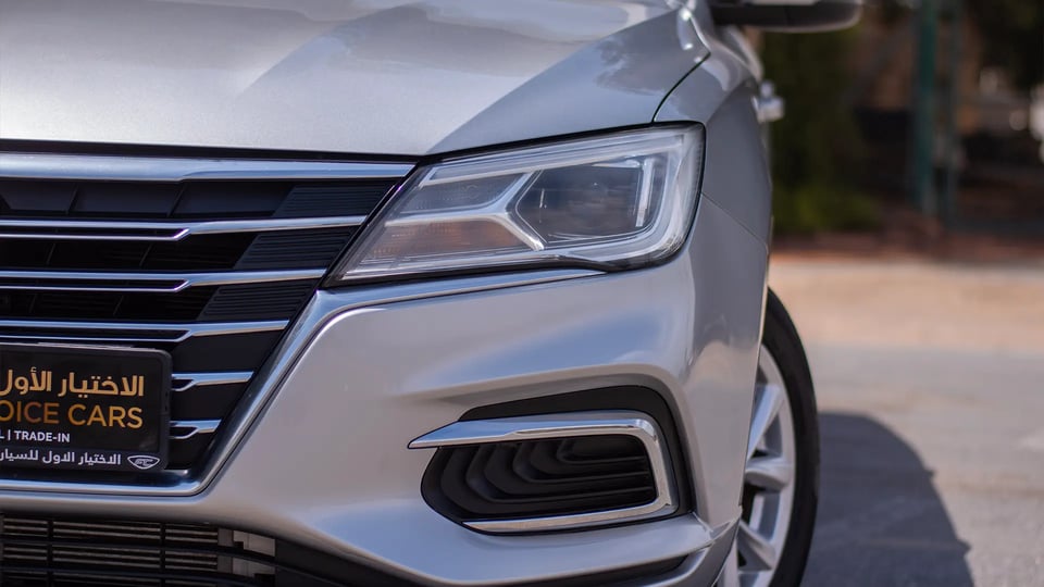 Used 2022 MG 5 Comfort in Silver – Headlight Close-up for Sale at First Choice Cars Dubai Sharjah