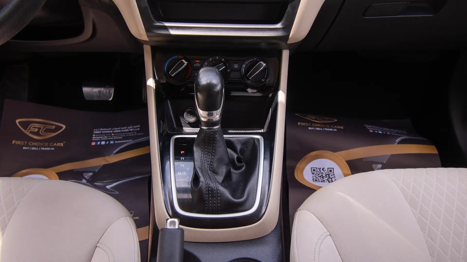 Used 2022 MG 5 Comfort in Silver – Center Console & Gear Shifter for Sale at First Choice Cars Dubai Sharjah