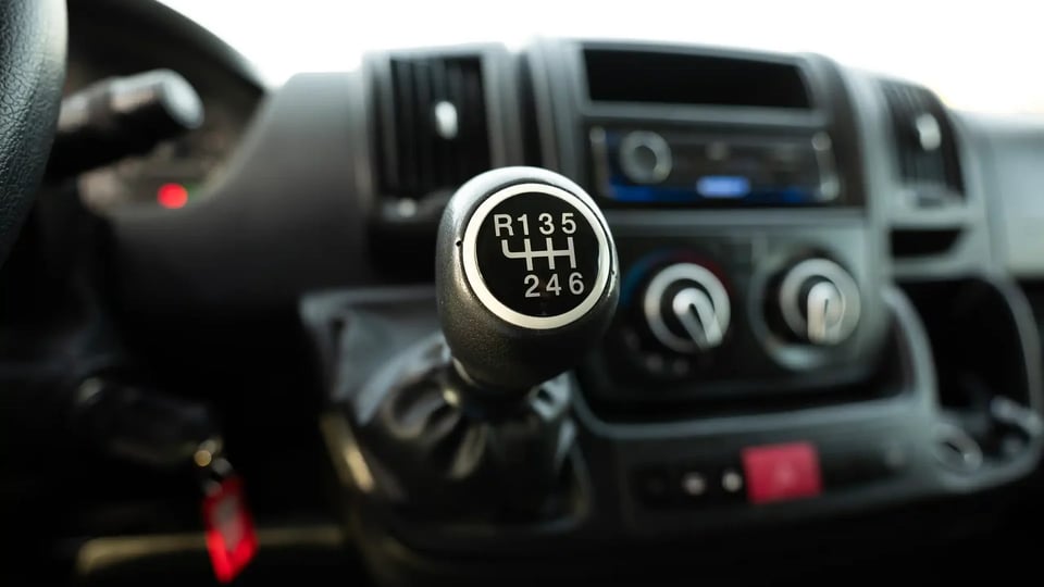 Used 2022 Peugeot Boxer L2h2 in White – Center Console & Gear Shifter for Sale at First Choice Cars Dubai Sharjah