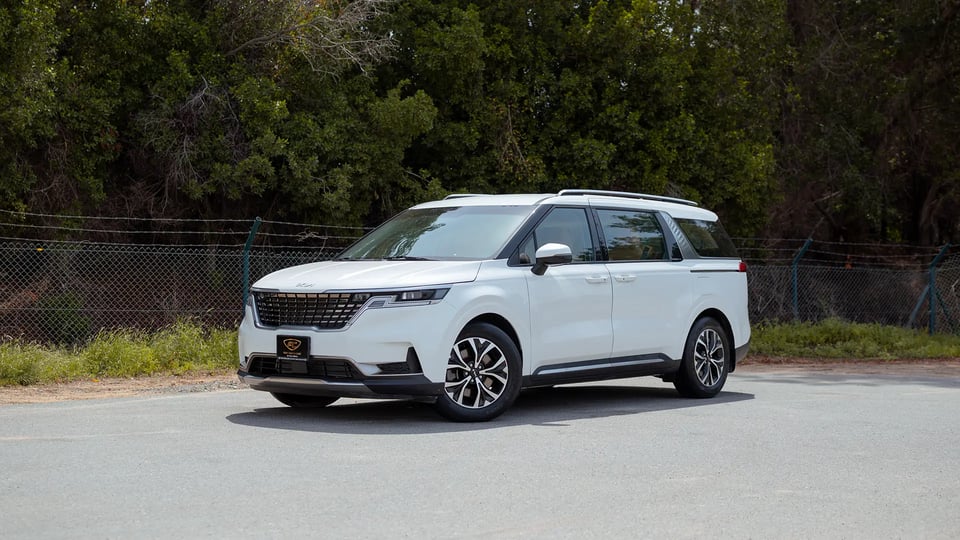 Used 2022 Kia Carnival LX in White – Left Front Diagonal (45°) View for Sale at First Choice Cars Dubai Sharjah