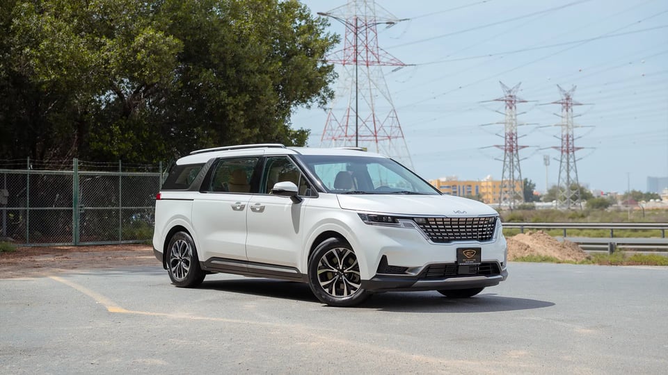 Used 2022 Kia Carnival LX in White – Right Front Diagonal (45°) View for Sale at First Choice Cars Dubai Sharjah