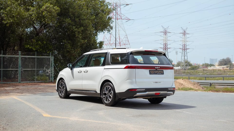 Used 2022 Kia Carnival LX in White – Left Back Diagonal (45°) View for Sale at First Choice Cars Dubai Sharjah