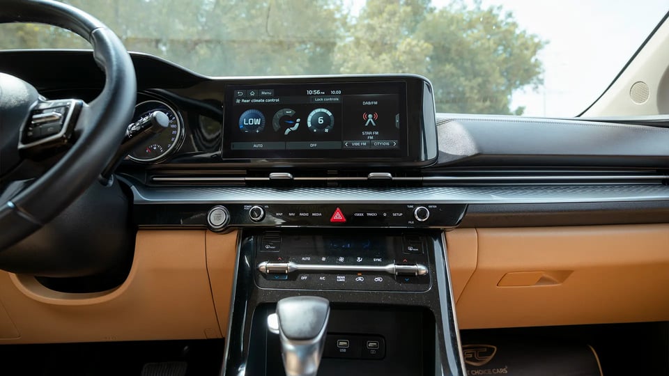 Used 2022 Kia Carnival LX in White – Infotainment / Touchscreen System for Sale at First Choice Cars Dubai Sharjah