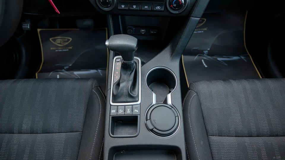 Used 2019 Kia Sportage LX in White – Center Console & Gear Shifter for Sale at First Choice Cars Dubai Sharjah