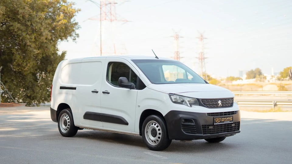 Used 2022 Peugeot Partner Long Van in White – Right Front Diagonal (45°) View for Sale at First Choice Cars Dubai Sharjah