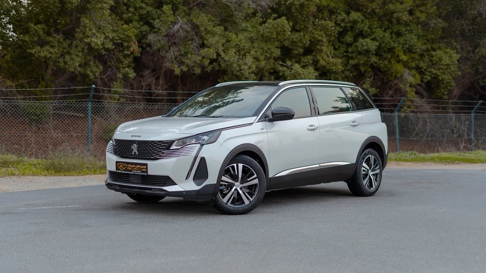 Used 2024 Peugeot 5008 GT Line in White – Left Front Diagonal (45°) View for Sale at First Choice Cars Dubai Sharjah