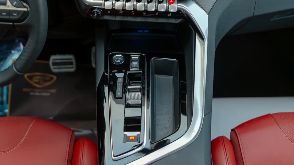 Used 2024 Peugeot 5008 GT Line in White – Center Console & Gear Shifter for Sale at First Choice Cars Dubai Sharjah