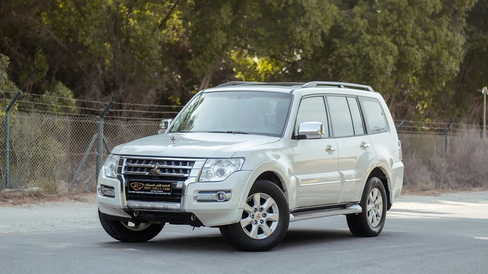 Used 2022 Mitsubishi Pajero GLS in White – Left Front Diagonal (45°) View for Sale at First Choice Cars Dubai Sharjah
