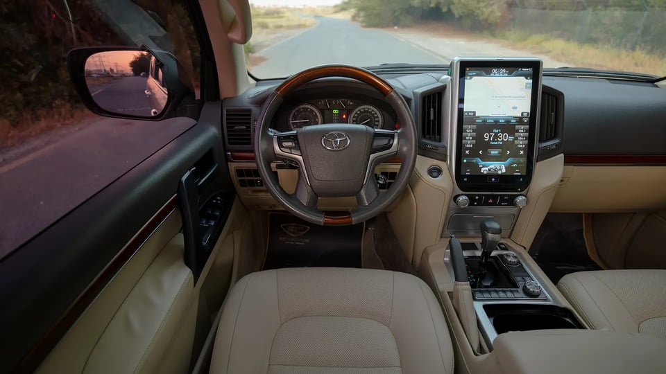 Used 2017 Toyota Land Cruiser GXR in Beige – Steering Wheel & Instrument Cluster for Sale at First Choice Cars Dubai Sharjah