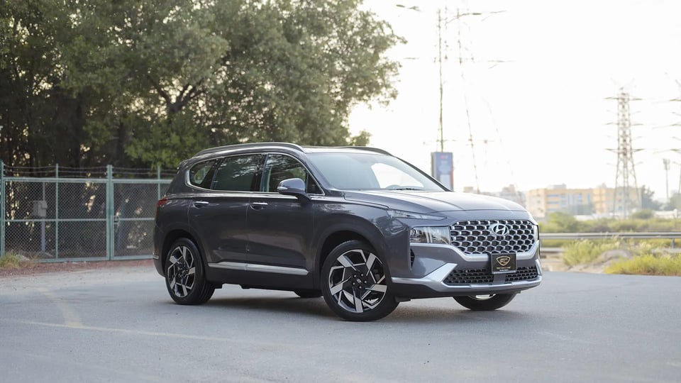 Used 2023 Hyundai Santa Fe Premium Plus in Grey – Right Front Diagonal (45°) View for Sale at First Choice Cars Dubai Sharjah