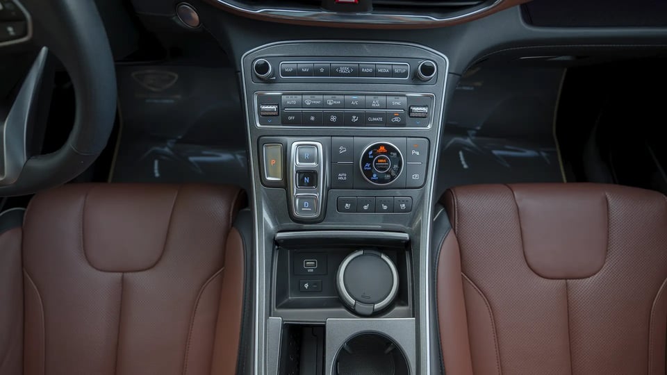 Used 2023 Hyundai Santa Fe Premium Plus in Grey – Center Console & Gear Shifter for Sale at First Choice Cars Dubai Sharjah