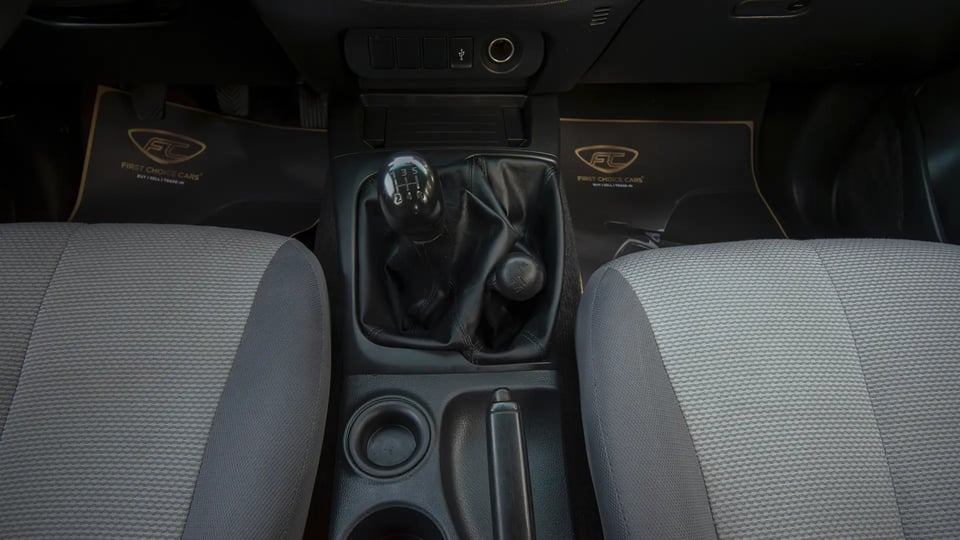 Used 2020 Mitsubishi L200 GLX Double Cabin in White – Center Console & Gear Shifter for Sale at First Choice Cars Dubai Sharjah