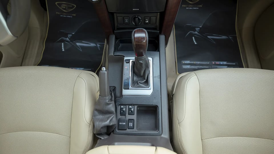 Used 2016 Toyota Prado VXR in White – Center Console & Gear Shifter for Sale at First Choice Cars Dubai Sharjah