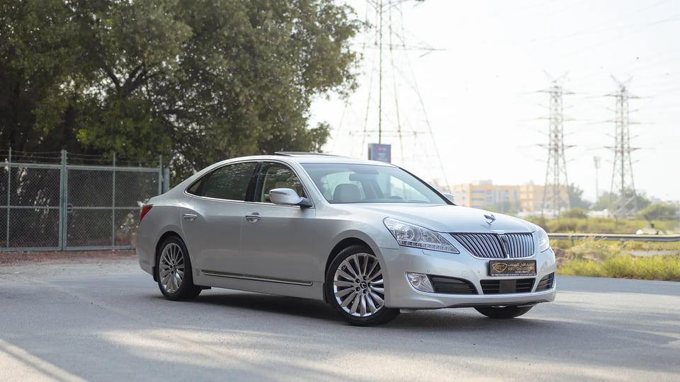 Used 2014 Hyundai Centennial VS500 in Silver – Right Front Diagonal (45°) View for Sale at First Choice Cars Dubai Sharjah