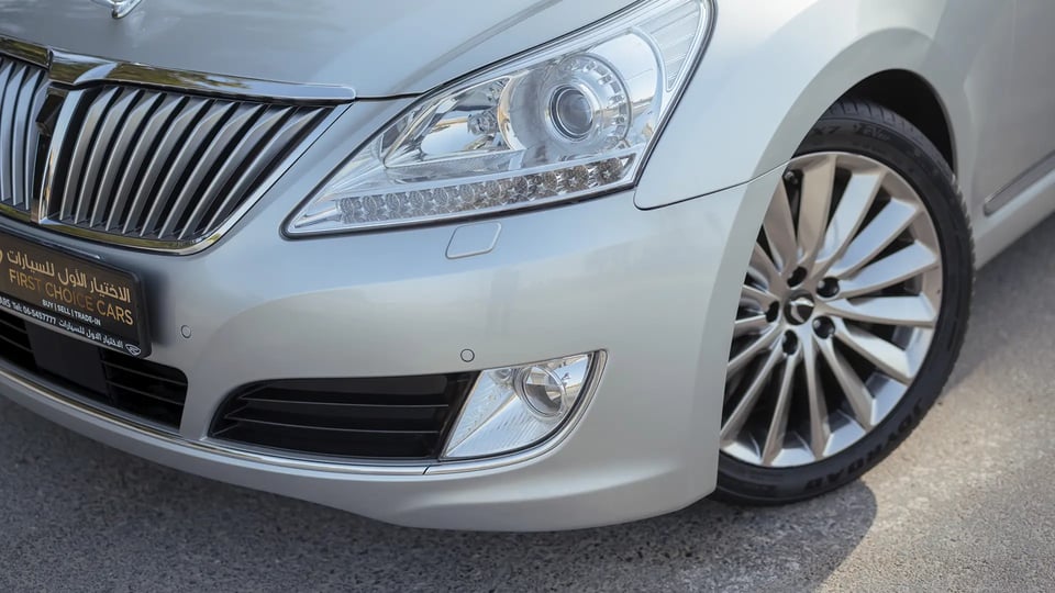 Used 2014 Hyundai Centennial VS500 in Silver – Headlight Close-up for Sale at First Choice Cars Dubai Sharjah