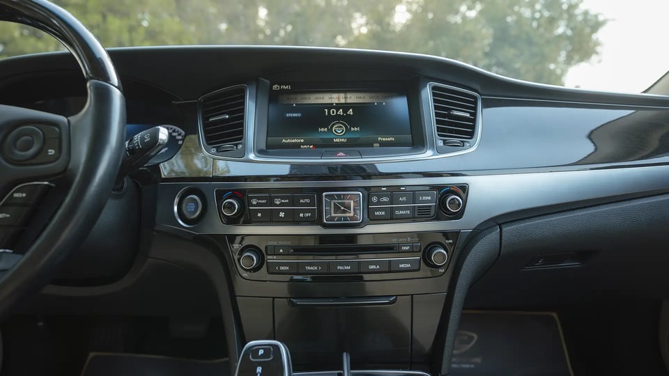 Used 2014 Hyundai Centennial VS500 in Silver – Infotainment / Touchscreen System for Sale at First Choice Cars Dubai Sharjah