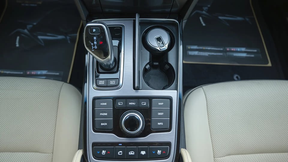 Used 2014 Hyundai Centennial VS500 in Silver – Center Console & Gear Shifter for Sale at First Choice Cars Dubai Sharjah