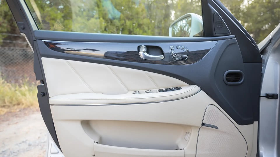 Used 2014 Hyundai Centennial VS500 in Silver – Driver Door Panel Full View for Sale at First Choice Cars Dubai Sharjah