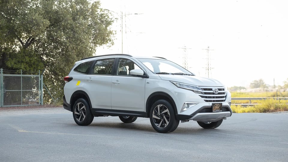 Used 2022 Toyota Rush EX in White – Right Front Diagonal (45°) View for Sale at First Choice Cars Dubai Sharjah